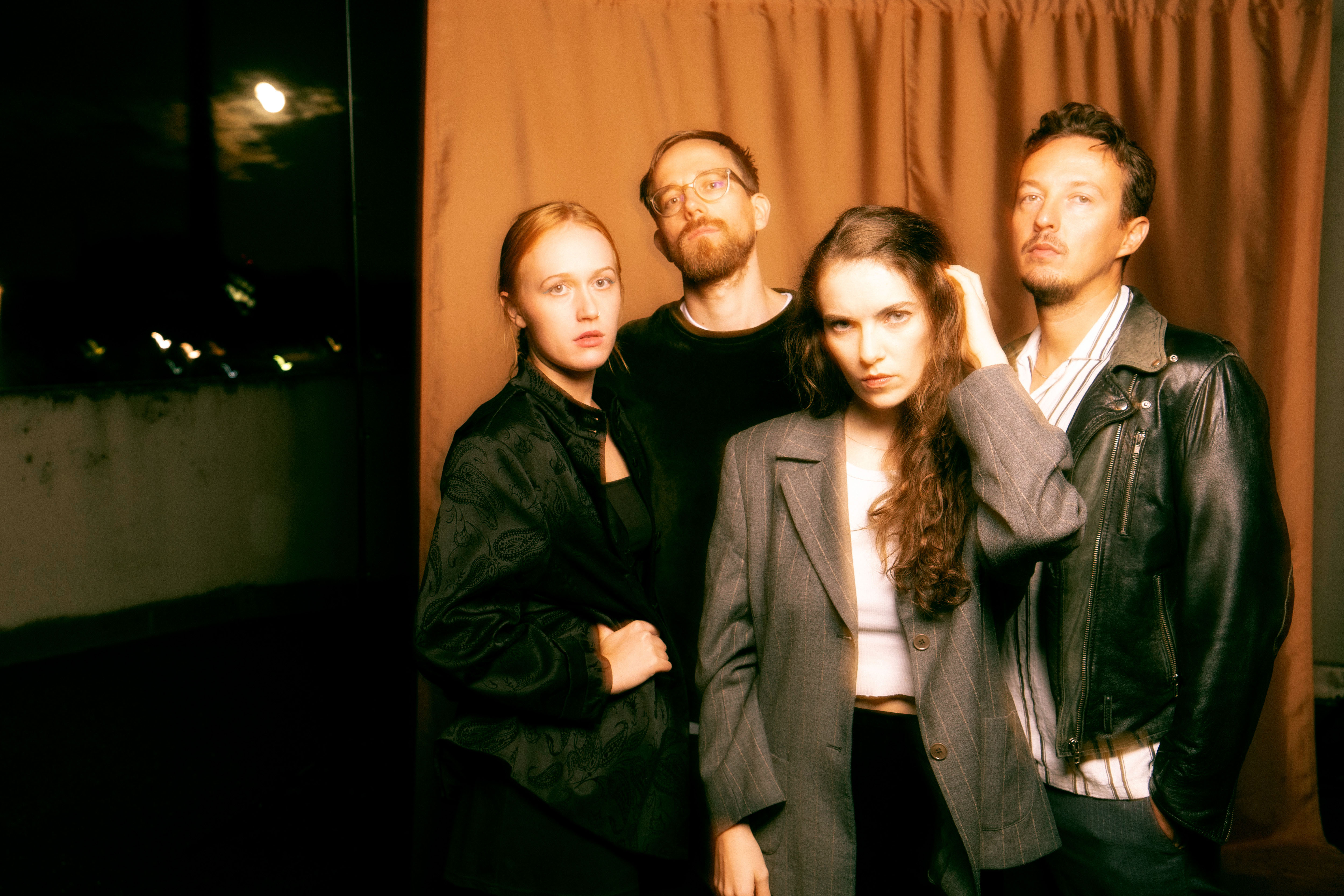 Plastic Peaches infront of an orange backdrop and the full moon. Photo by Franziska Götzen